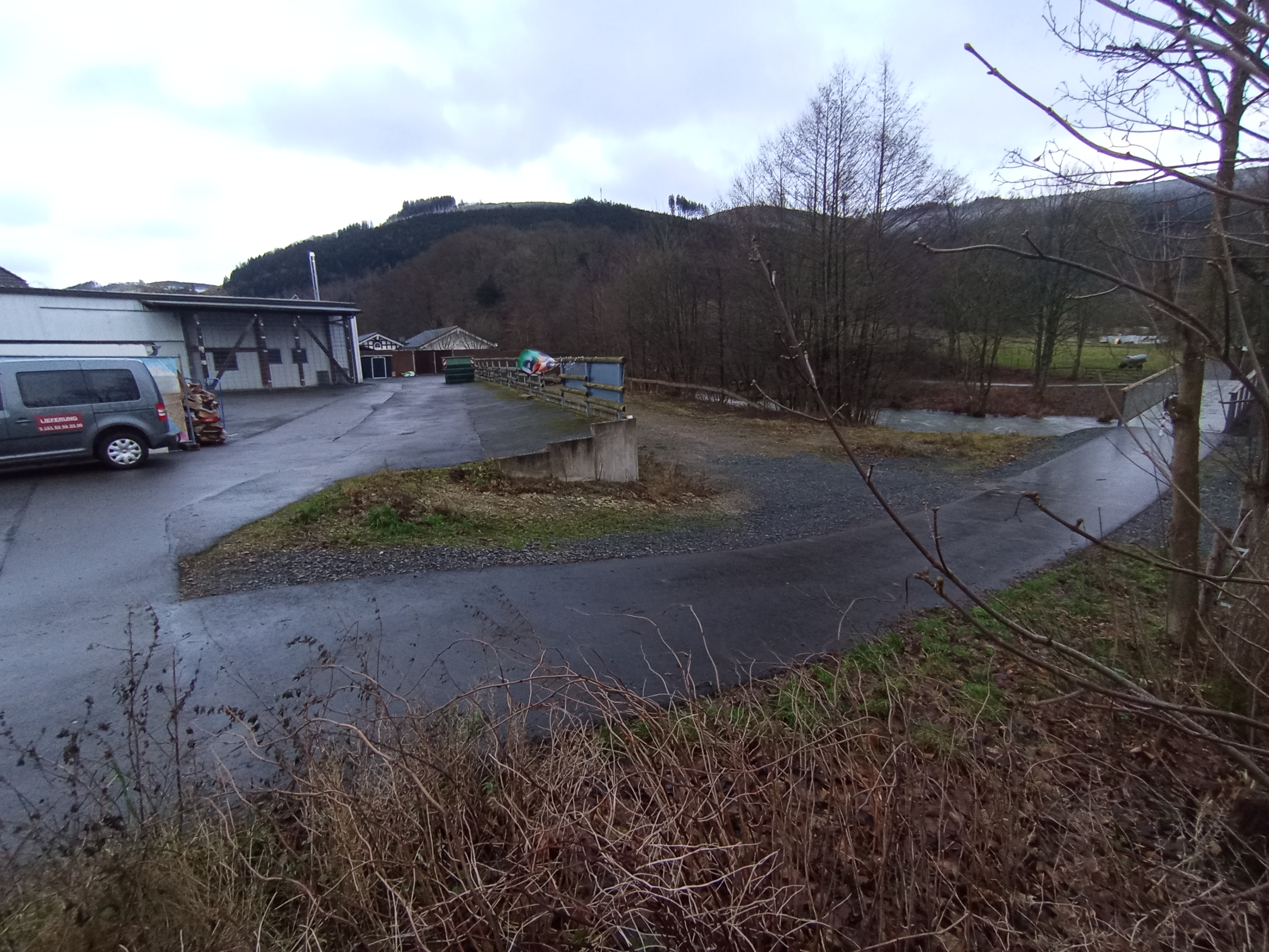 Unten gelegener Parkplatz